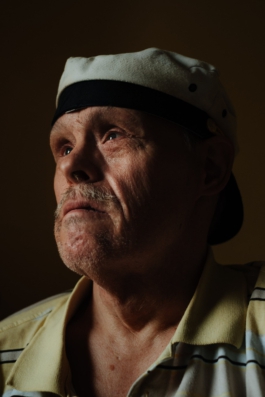 Down-Syndrom Portrait mit Kapitäns Mütze Maximilian Gödecke Photography Berlin