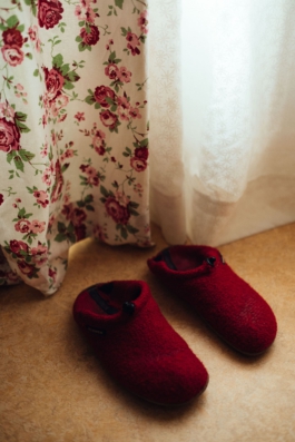 Hausschuhe vor Gardine für LFB Wegbegleiter Projekt Maximilian Gödecke Photography Berlin