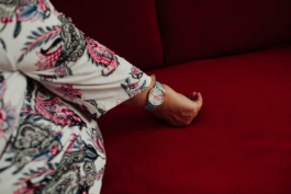 Frau mit Uhr auf roter Couch für LFB Wegbegleiter Projekt Maximilian Gödecke Photography Berlin