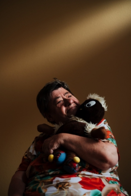 Frieda hält Pittiplatsch für LFB Wegbegleiter Projekt Maximilian Gödecke Photography Berlin