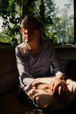 Frau mit Kissen sitzt auf der Couch für LFB Wegbegleiter Projekt Maximilian Gödecke Photography Berlin