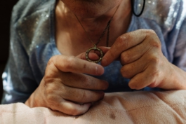 Gabi's Kette für LFB Wegbegleiter Projekt Maximilian Gödecke Photography Berlin