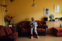 Helga sitzt auf der Couch für LFB Wegbegleiter Projekt Maximilian Gödecke Photography Berlin