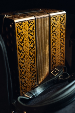 Waltrauds Akkordeon in der Tasche Maximilian Gödecke Photography Berlin