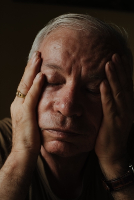 Mann mit Ring hält seinen Kopf Maximilian Gödecke Photography Berlin