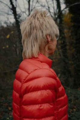 Reinickendorf Berlin Streetphotography Portrait mit rotem Ohrring Maximilian Gödecke Photography 