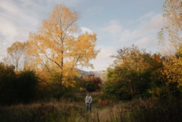 Reinickendorf Berlin Streetphotography Portrait zwischen Hochhäusern Maximilian Gödecke Photography 