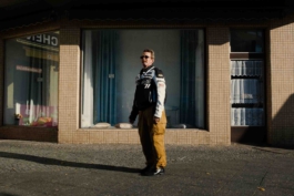 Reinickendorf Berlin Streetphotography Portrait mit Motorradjacke Maximilian Gödecke Photography 