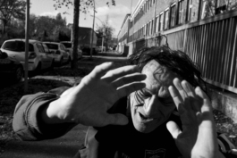 Reinickendorf Berlin Streetphotography Schwarzweiß Hände oben Maximilian Gödecke Photography 