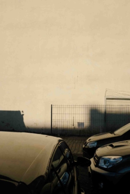 Reinickendorf Berlin Streetphotography parkende Autos vor einer Wand Maximilian Gödecke Photography 