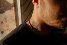 Reinickendorf Berlin Streetphotography Kronen Tattoo am Hals Maximilian Gödecke Photography 