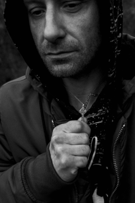 Reinickendorf Berlin Streetphotography Mann hält Kette Schwarzweiß Maximilian Gödecke Photography 