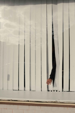 Reinickendorf Berlin Streetphotography Hand im Schaufenster Maximilian Gödecke Photography 