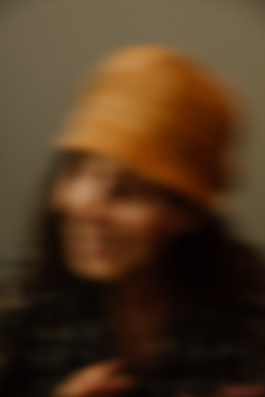 Unscharfes Portrait von der australischen Autorin Lily Brett. 