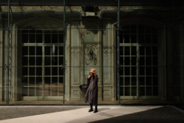 Portrait von der australischen Autorin Lily Brett vor Fragmenten des Frühstückssaals vom ehemaligen Kaisersaal. 