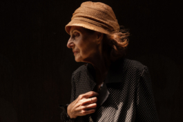 Portrait von der australischen Autorin Lily Brett. 