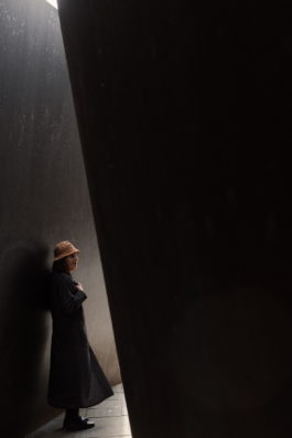 Portrait von der australischen Autorin Lily Brett in der begehbaren Skulptur „Berlin Junction“ von Richard Serras. 