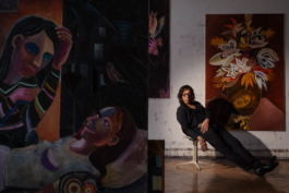 Der Künstler Armin Boehm sitz in seinem Atelier für ein paar Gemälden. Auf dem Gemälde links ist seine verstorbende Schwester zu sehen. - ZEIT Verbrechen 