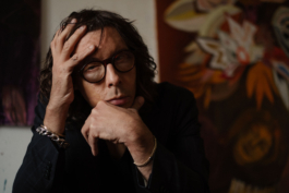 Nahes Portrait von Armin Boehm (Künstler) in seinem Atelier. - ZEIT Verbrechen 